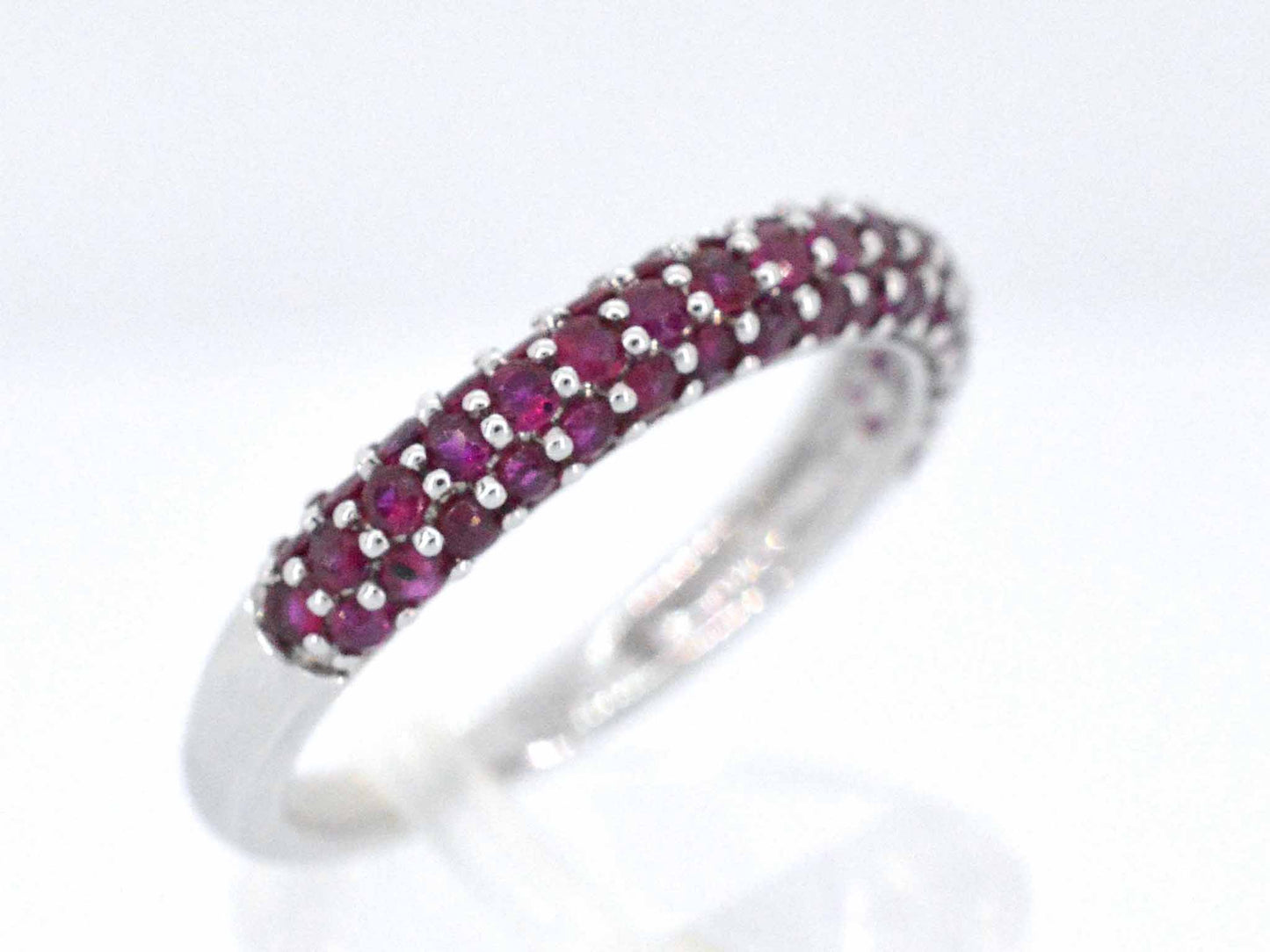 Witgouden ring met robijnen