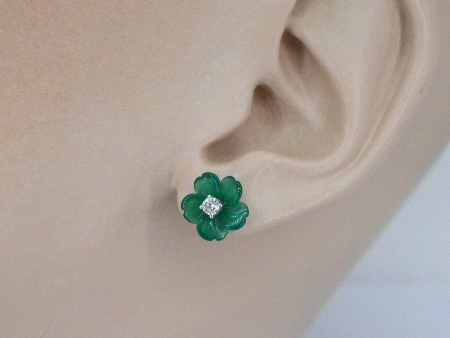Witgouden oorbellen 0.18 carat met groene edele bloem en grote diamanten