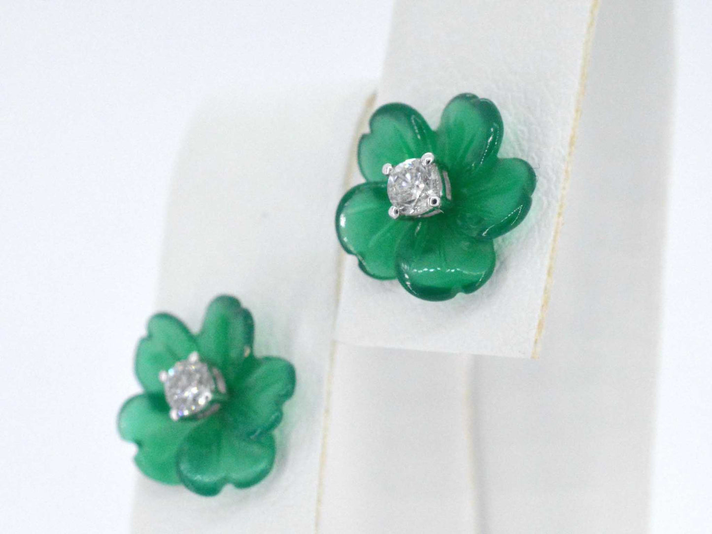 Witgouden oorbellen 0.18 carat met groene edele bloem en grote diamanten