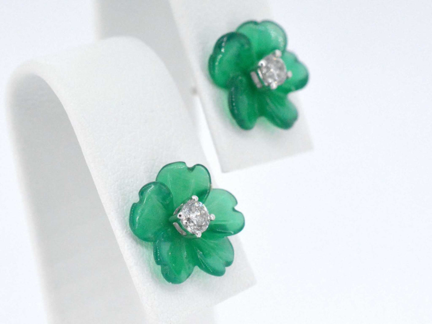 Witgouden oorbellen 0.18 carat met groene edele bloem en grote diamanten