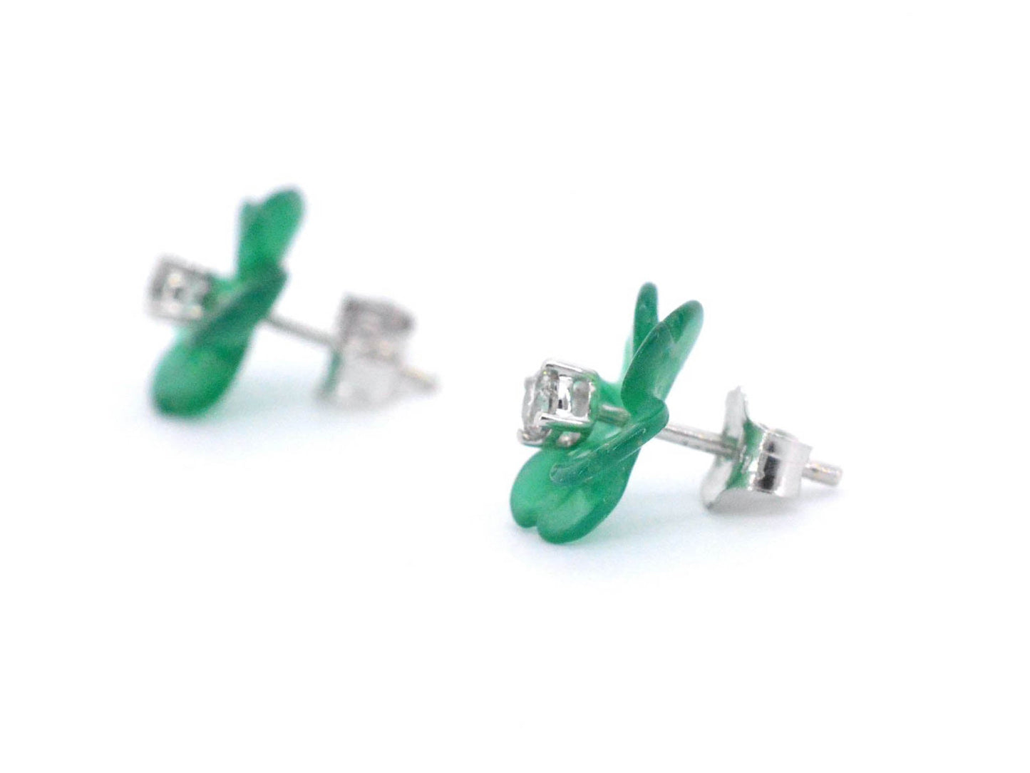 Witgouden oorbellen 0.18 carat met groene edele bloem en grote diamanten