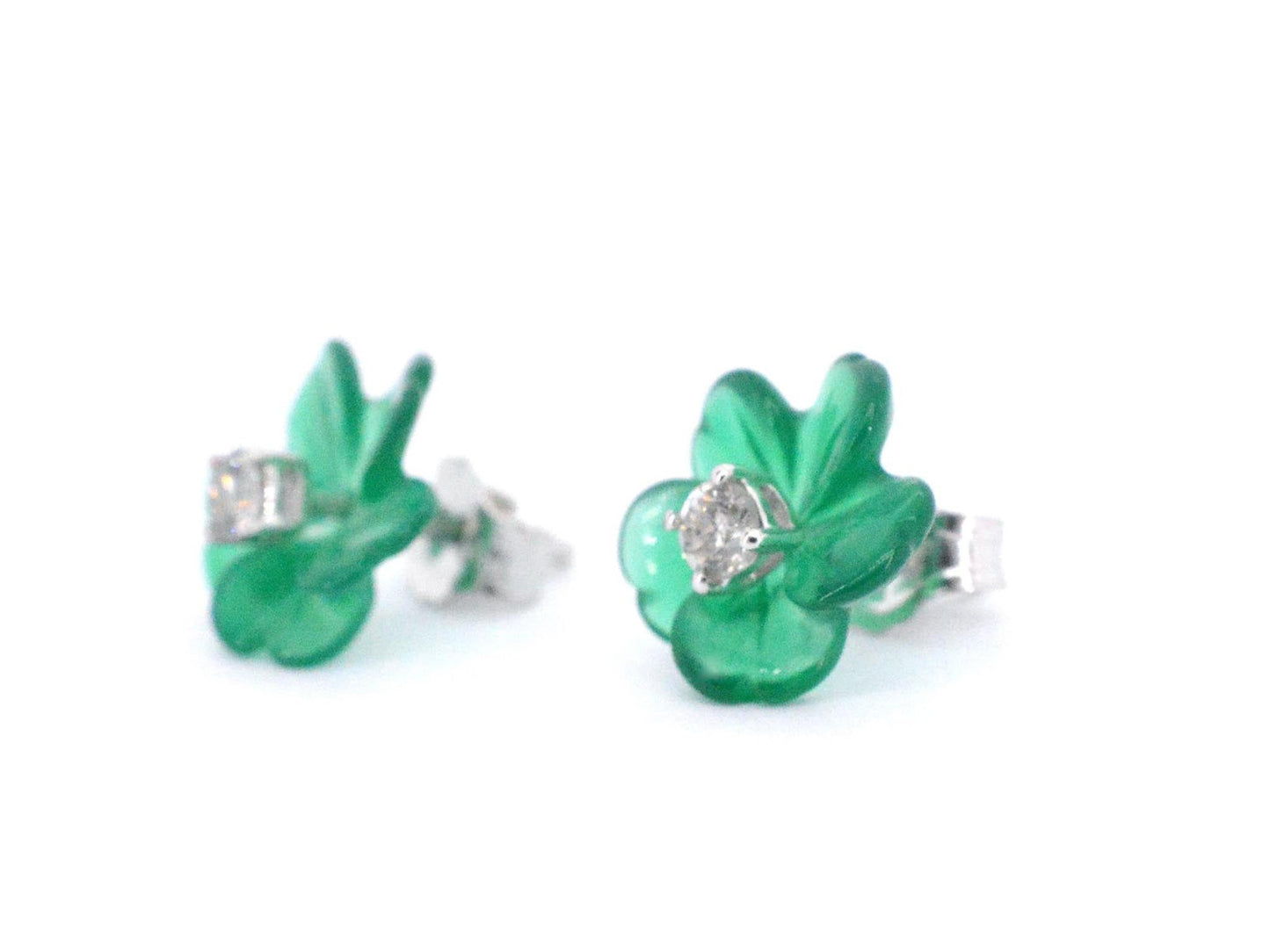 Witgouden oorbellen 0.18 carat met groene edele bloem en grote diamanten