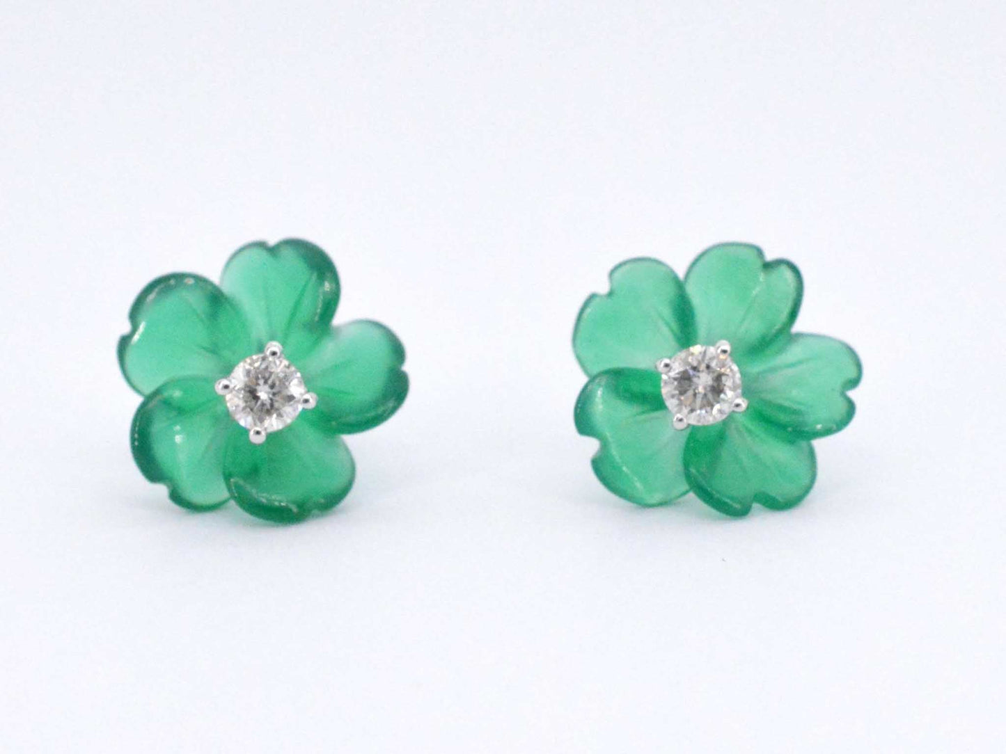 Witgouden oorbellen 0.18 carat met groene edele bloem en grote diamanten