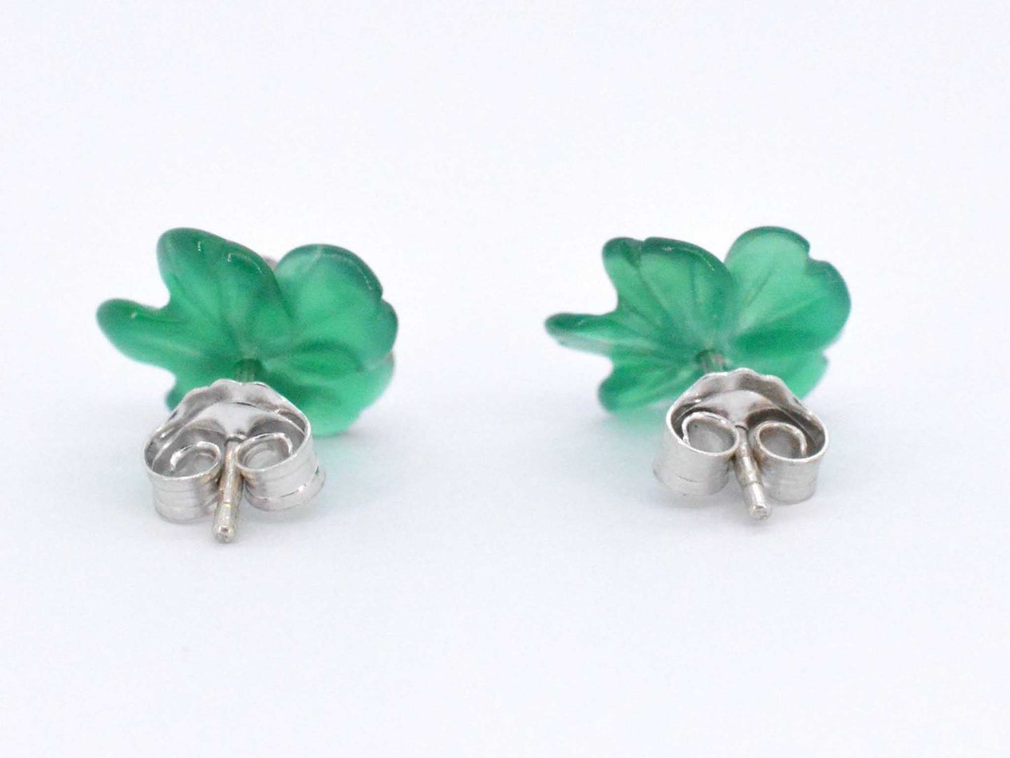 Witgouden oorbellen 0.18 carat met groene edele bloem en grote diamanten