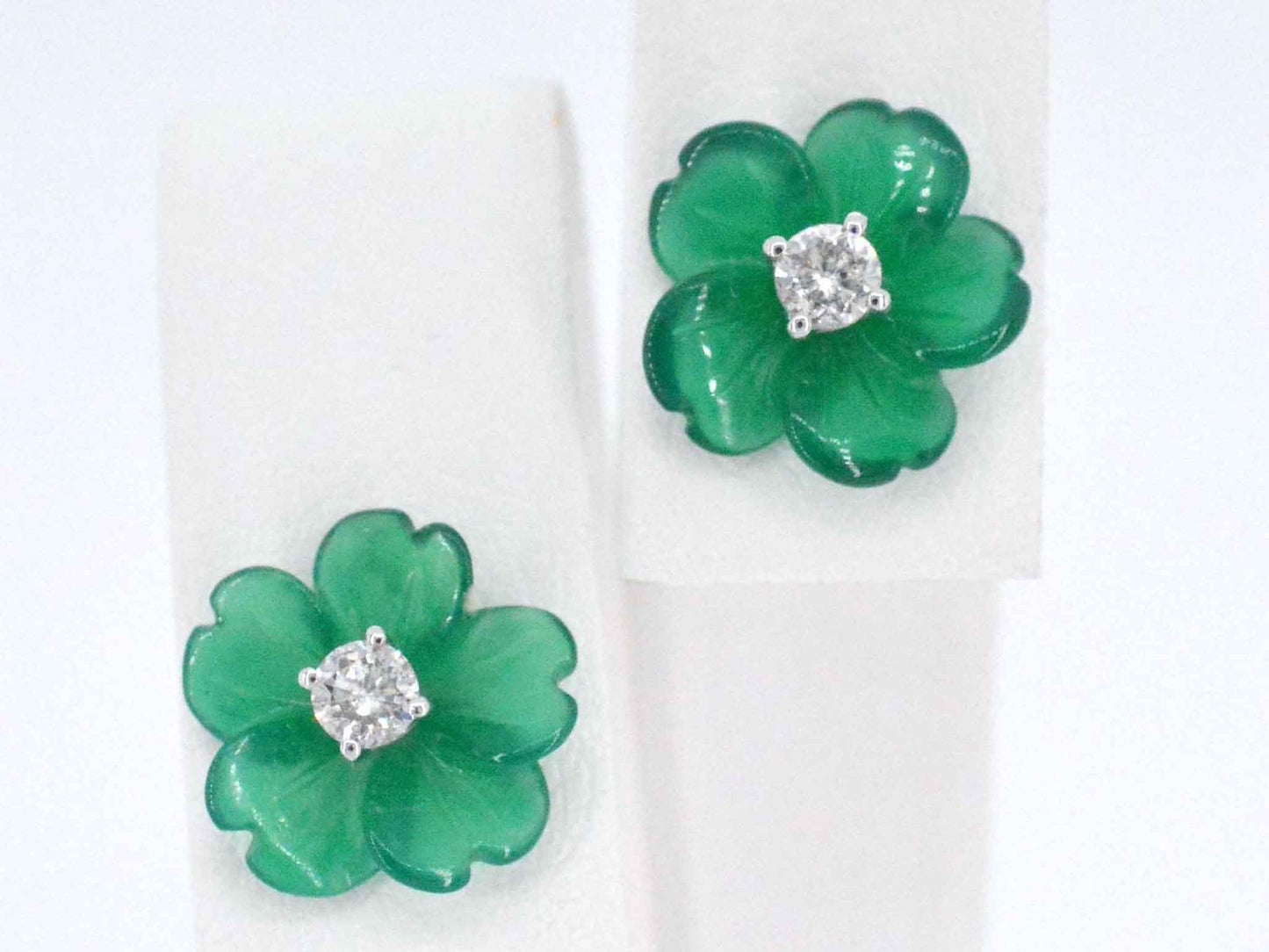 Witgouden oorbellen 0.18 carat met groene edele bloem en grote diamanten