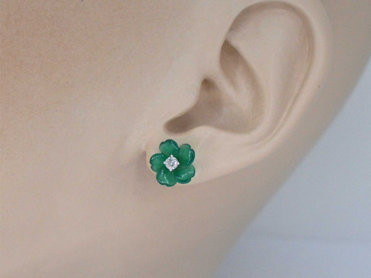Gouden oorbellen 0.18 carat met groene edele bloem en grote diamanten