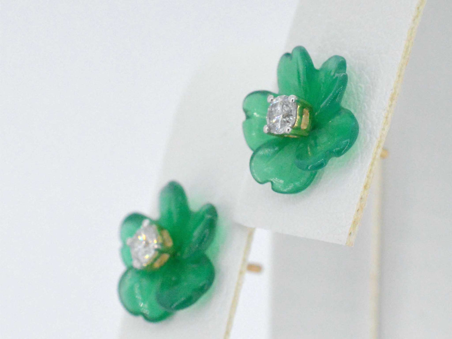 Gouden oorbellen 0.18 carat met groene edele bloem en grote diamanten