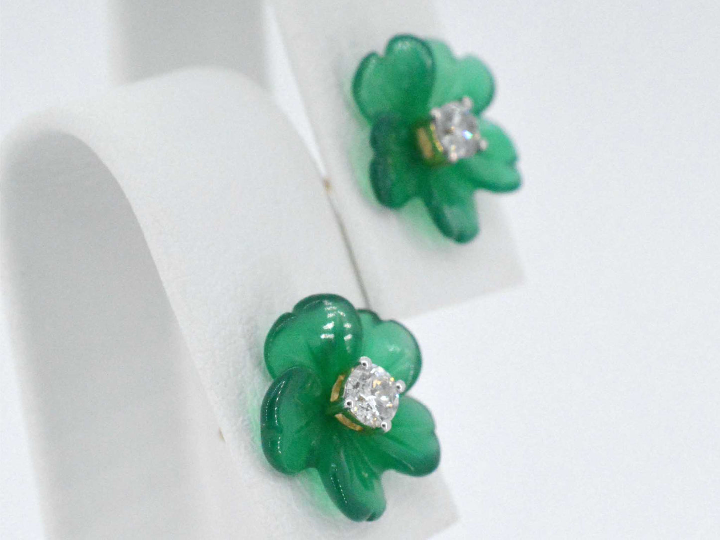 Gouden oorbellen 0.18 carat met groene edele bloem en grote diamanten