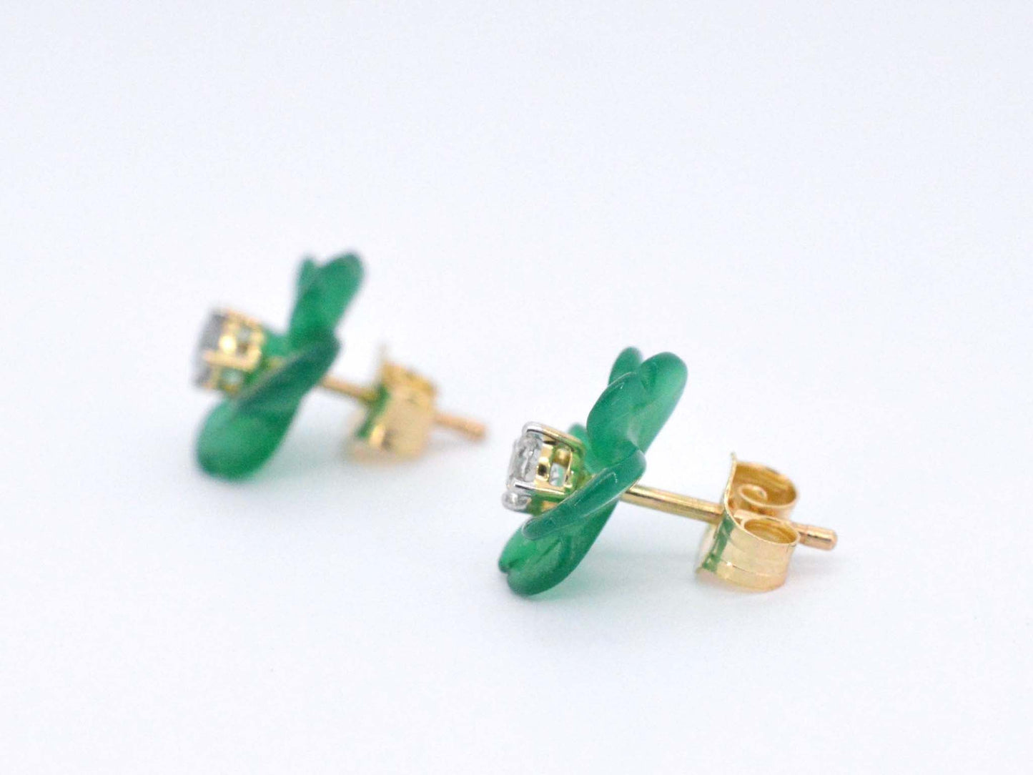 Gouden oorbellen 0.18 carat met groene edele bloem en grote diamanten