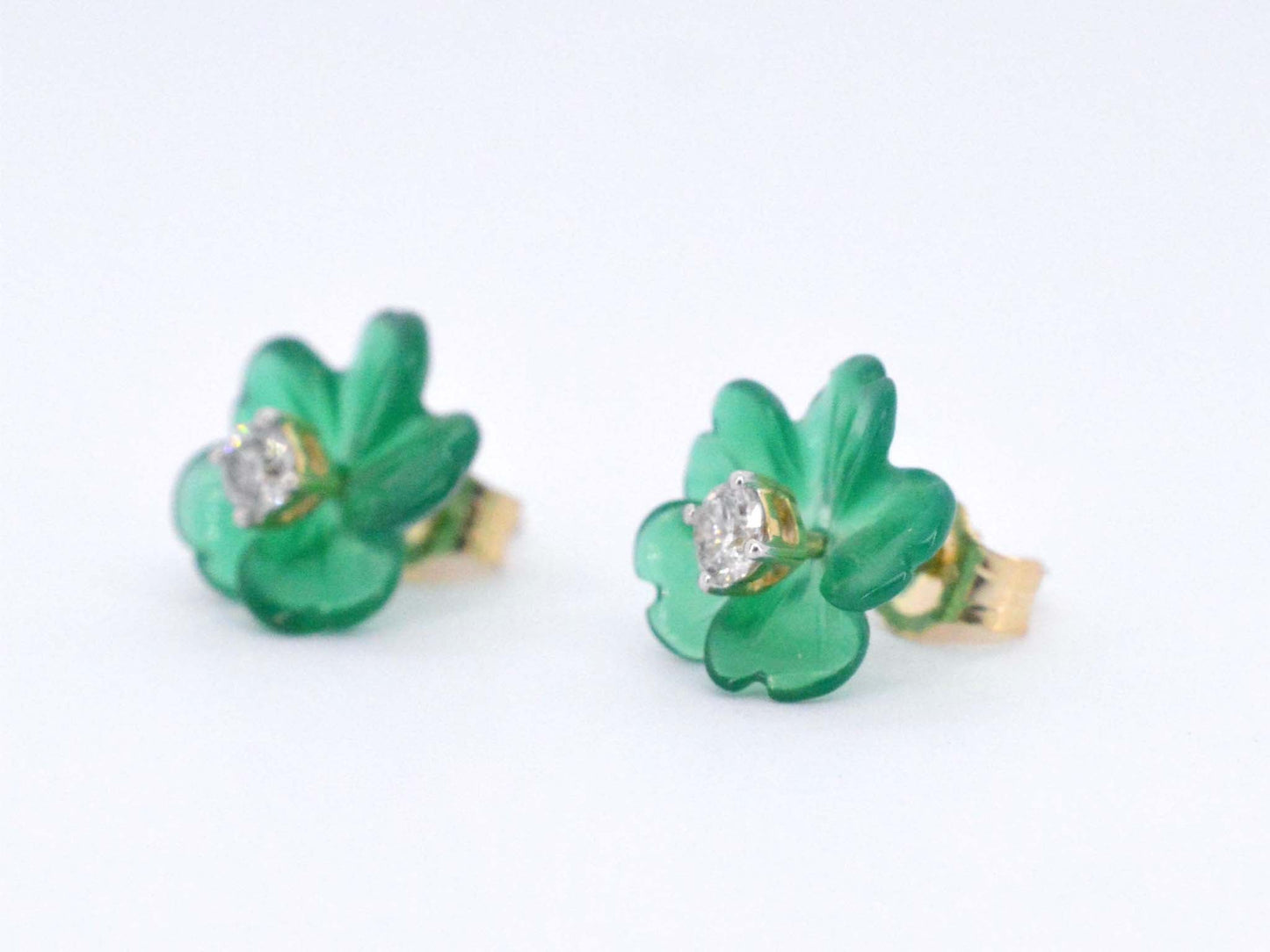Gouden oorbellen 0.18 carat met groene edele bloem en grote diamanten