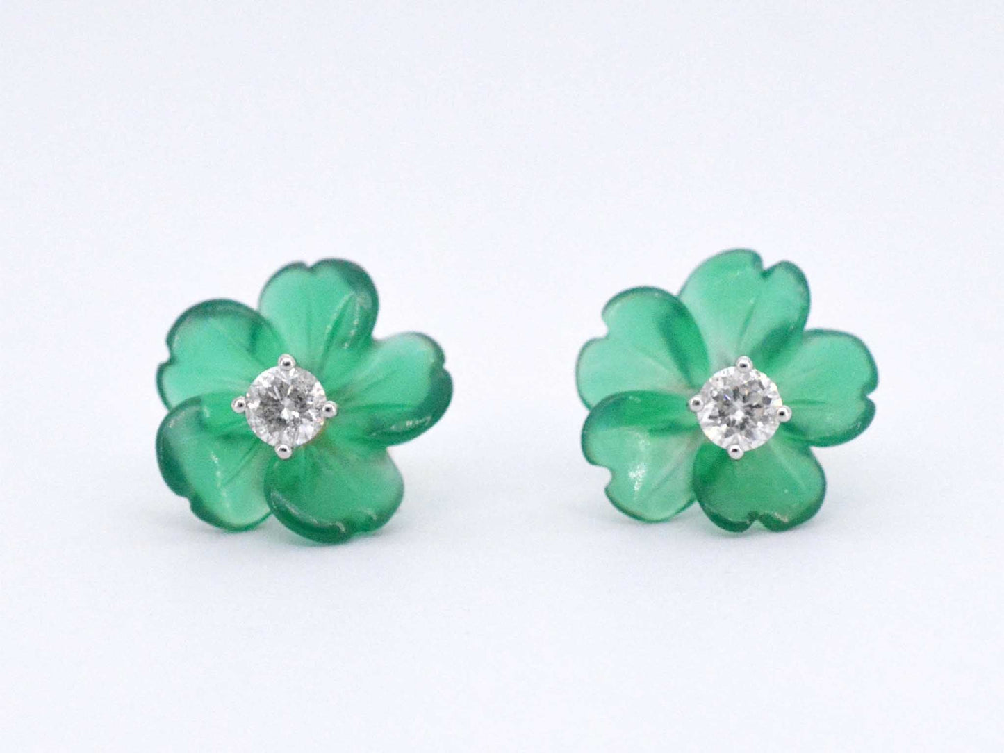 Gouden oorbellen 0.18 carat met groene edele bloem en grote diamanten