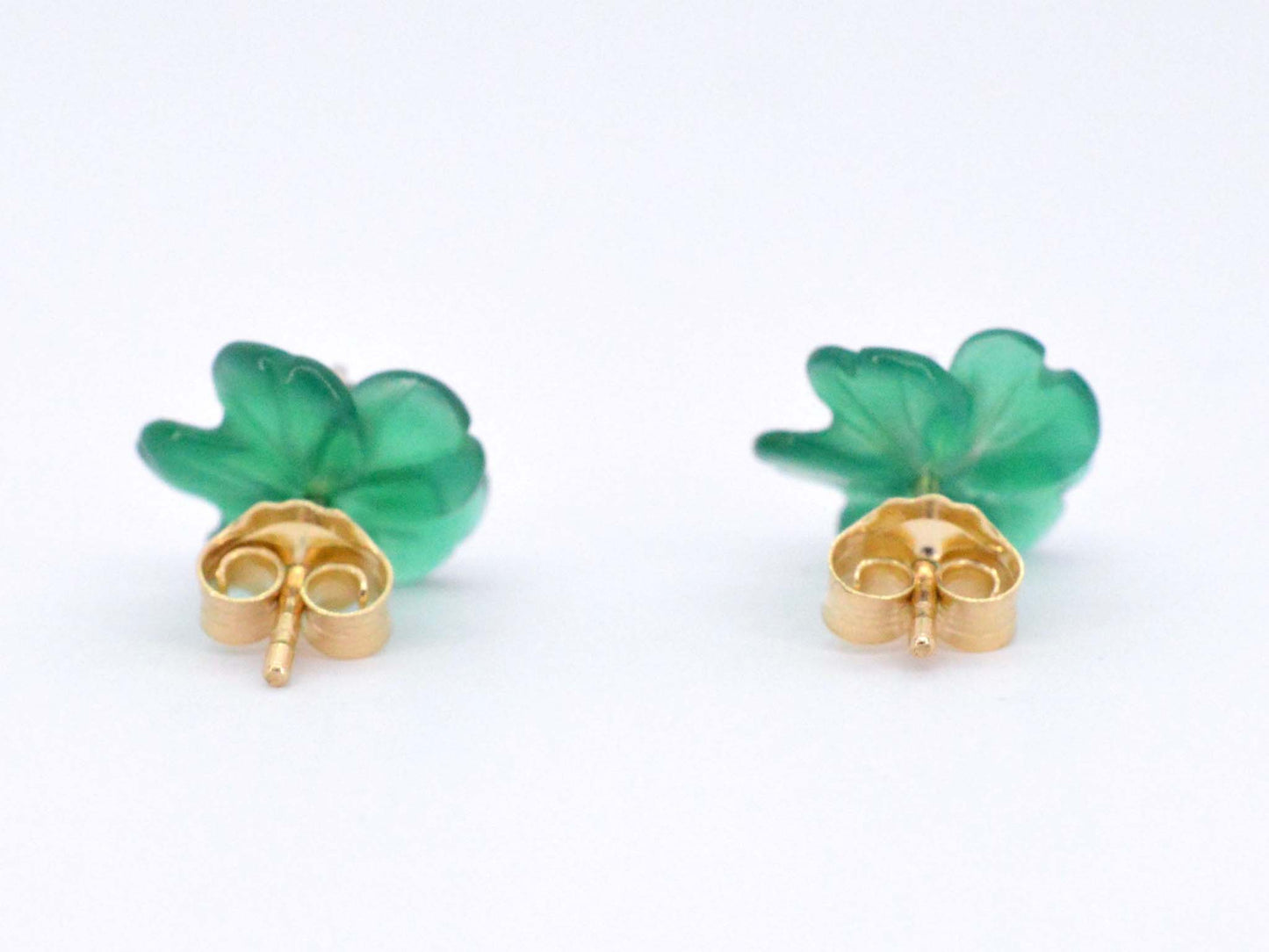 Gouden oorbellen 0.18 carat met groene edele bloem en grote diamanten