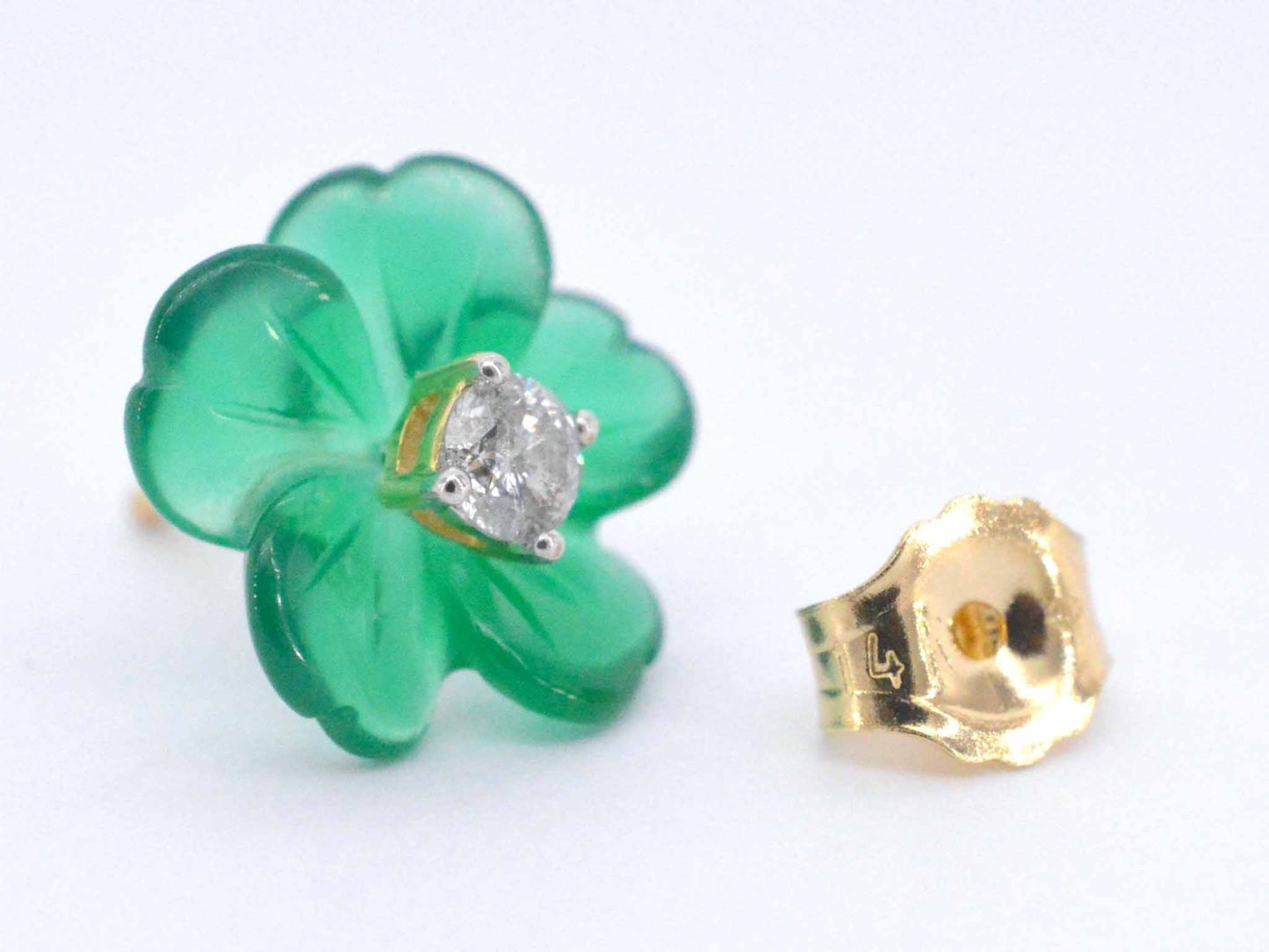 Gouden oorbellen 0.18 carat met groene edele bloem en grote diamanten