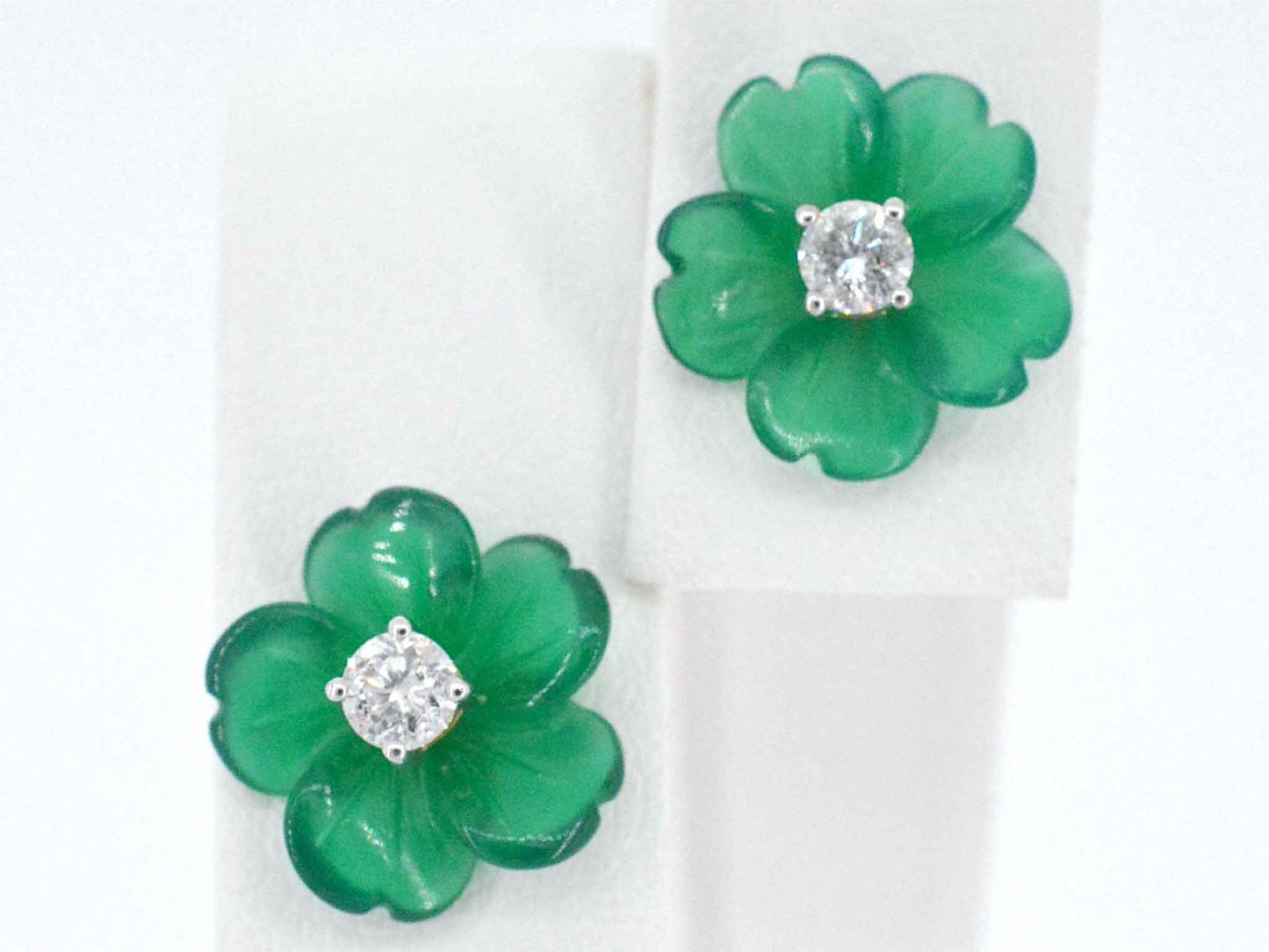 Gouden oorbellen 0.18 carat met groene edele bloem en grote diamanten