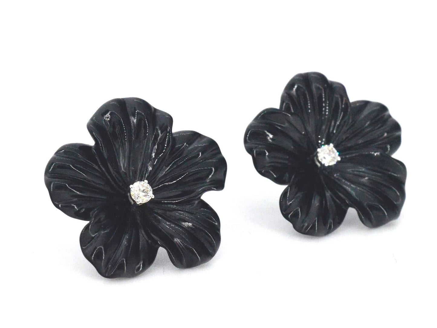 Witgouden oorbellen 0.18 carat met zwarte edele bloem en grote diamanten