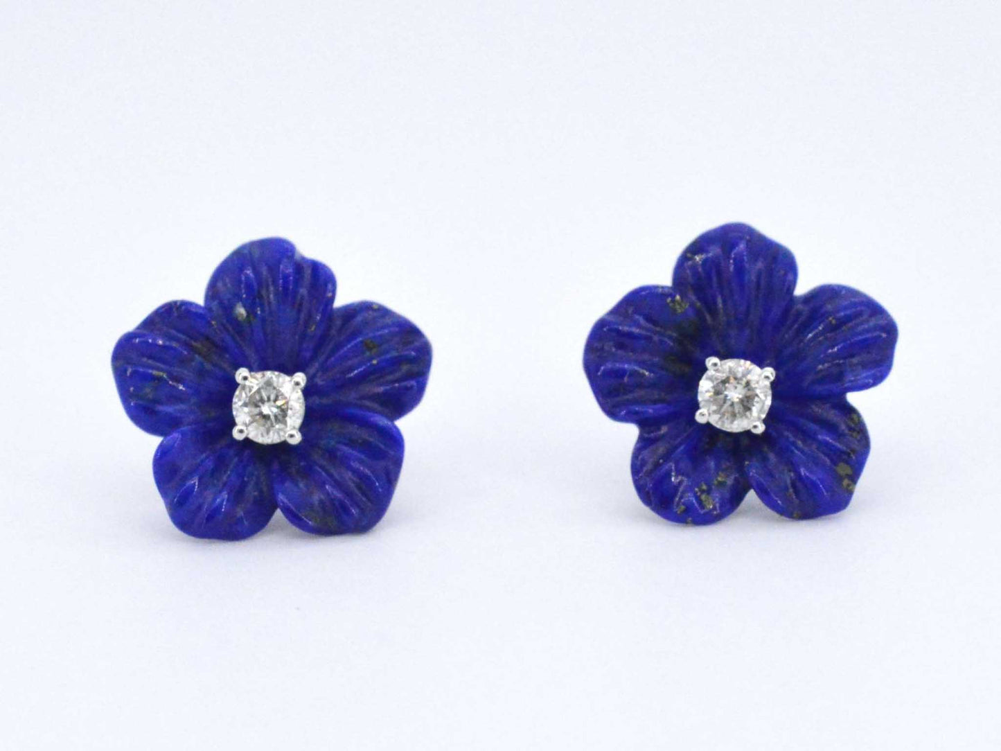 White gold earrings 0.18 carat with blue precious flower and large diamonds