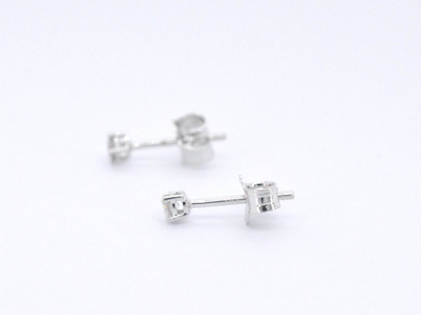 Gouden oorbellen 0.18 carat met blauwe edele bloem en grote diamanten