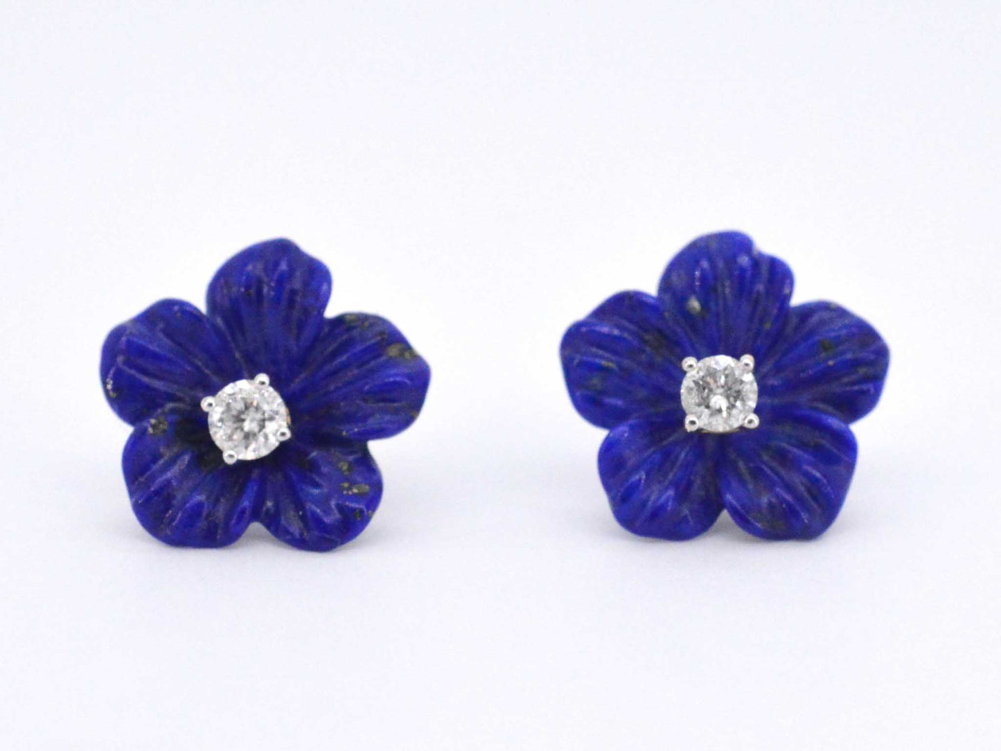 Gouden oorbellen 0.18 carat met blauwe edele bloem en grote diamanten