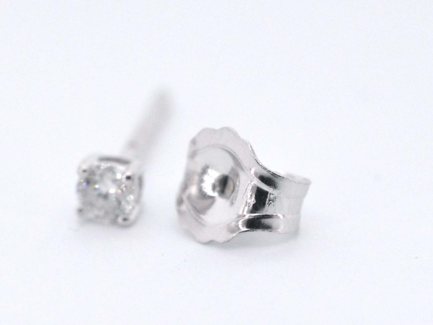 Gouden oorbellen 0.18 carat met blauwe edele bloem en grote diamanten