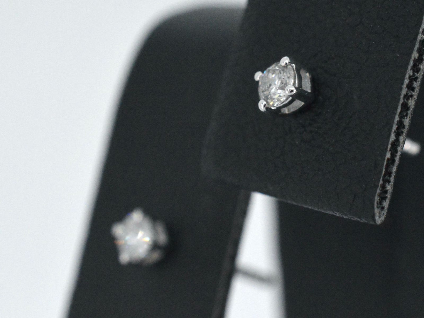 Witgouden oorbellen met diamant