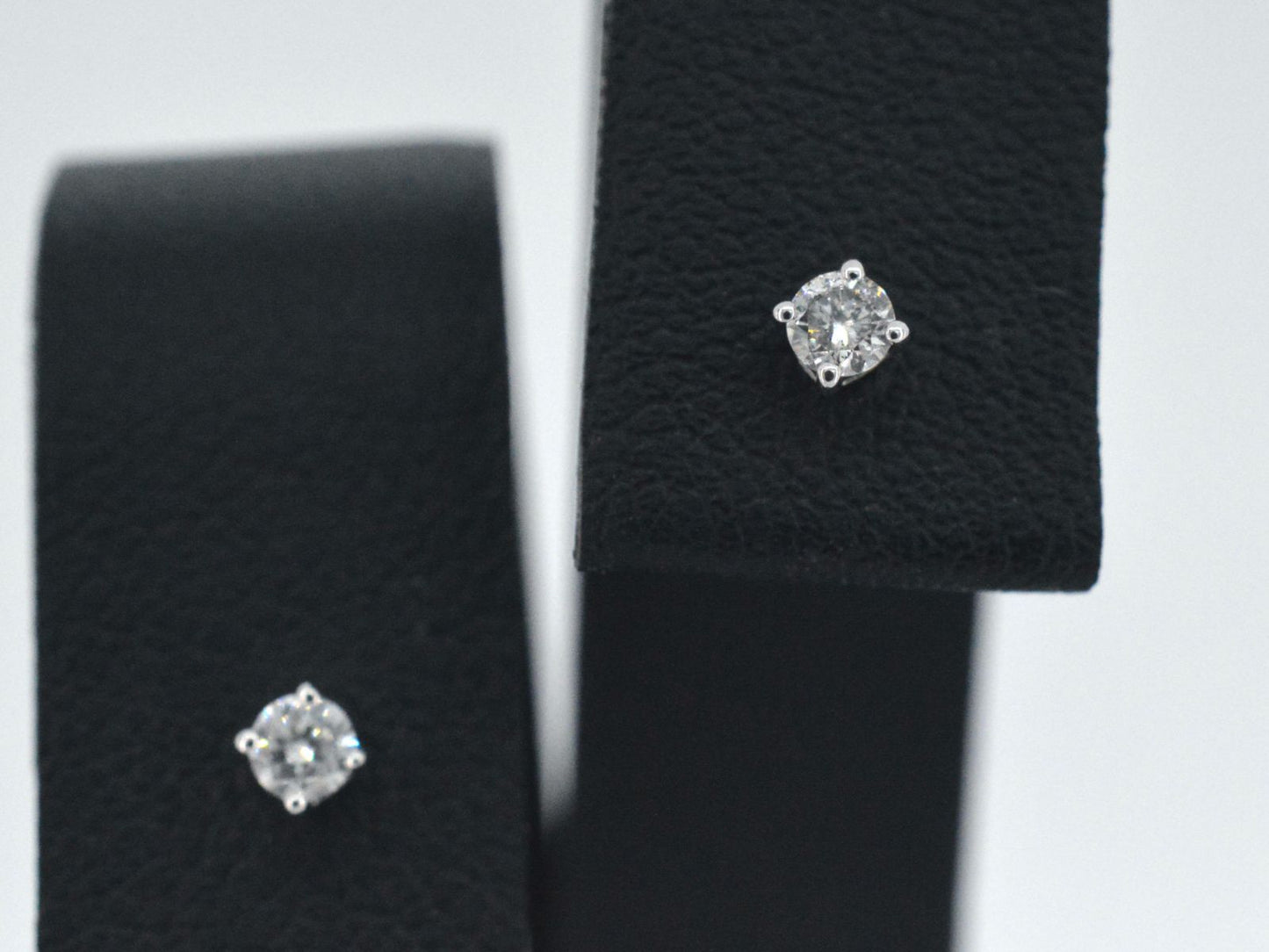 Witgouden oorbellen met diamant