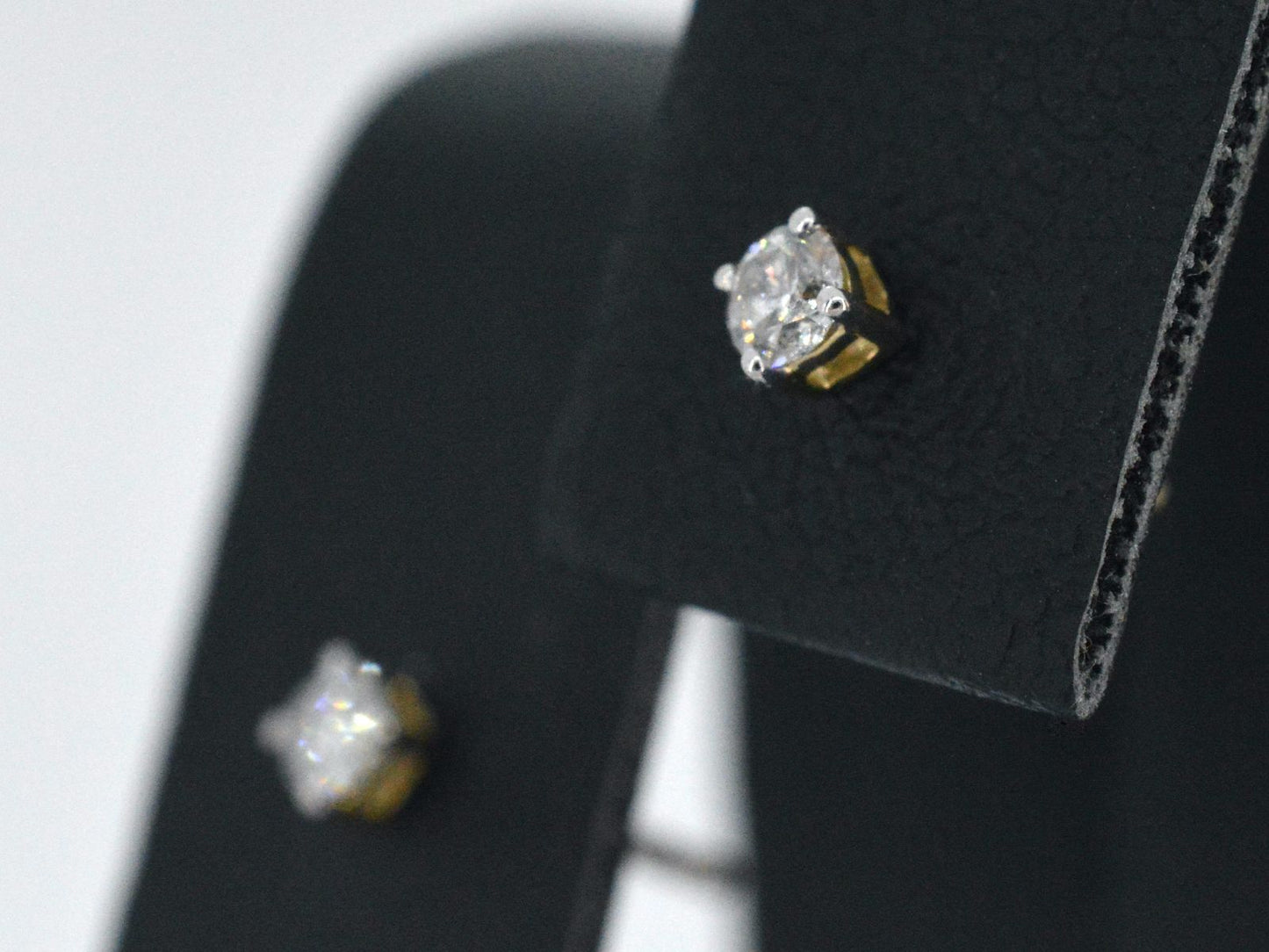 Gouden oorbellen met diamant