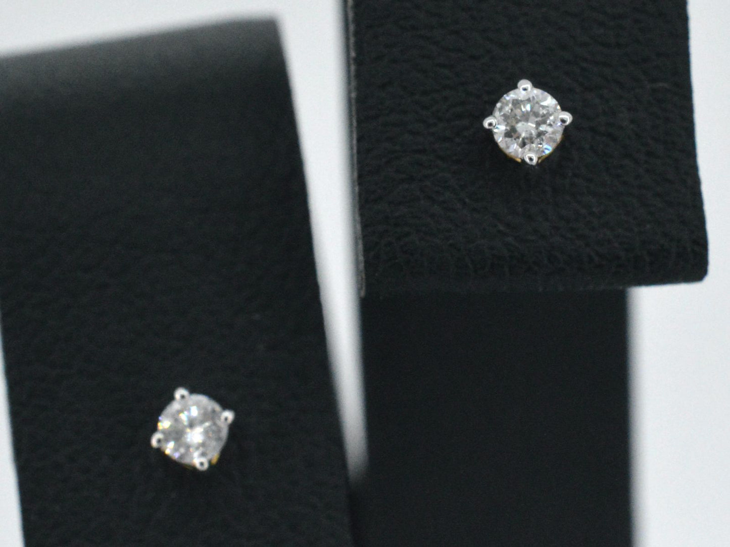 Gouden oorbellen met diamant