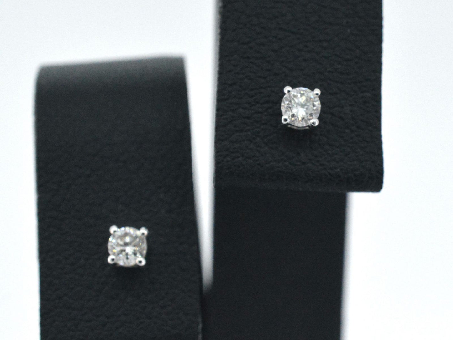 Witgouden oorbellen met diamant