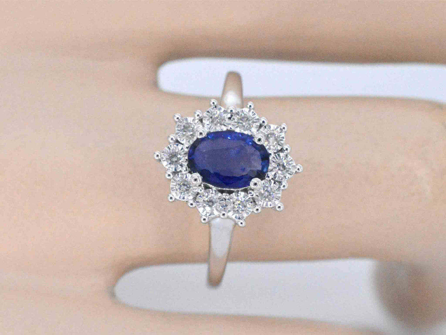 Witgouden entourage ring met saffier en briljanten