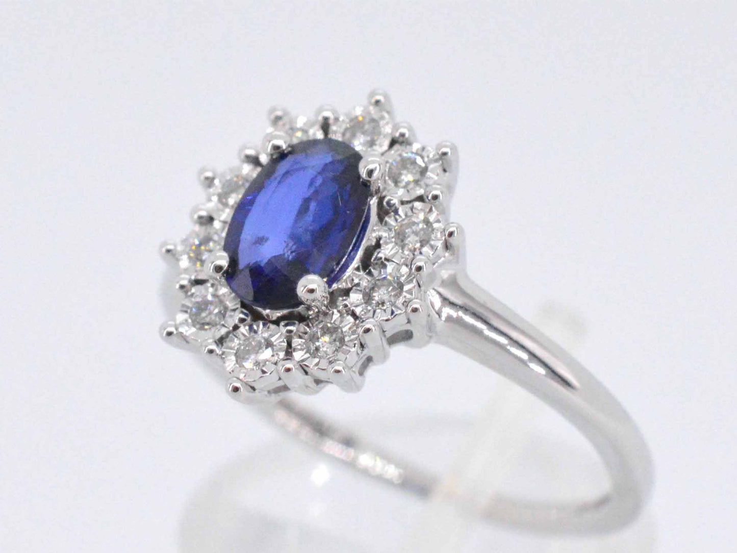 Witgouden entourage ring met saffier en briljanten
