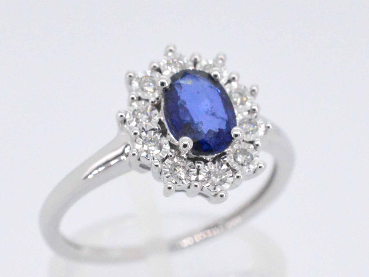 Witgouden entourage ring met saffier en briljanten
