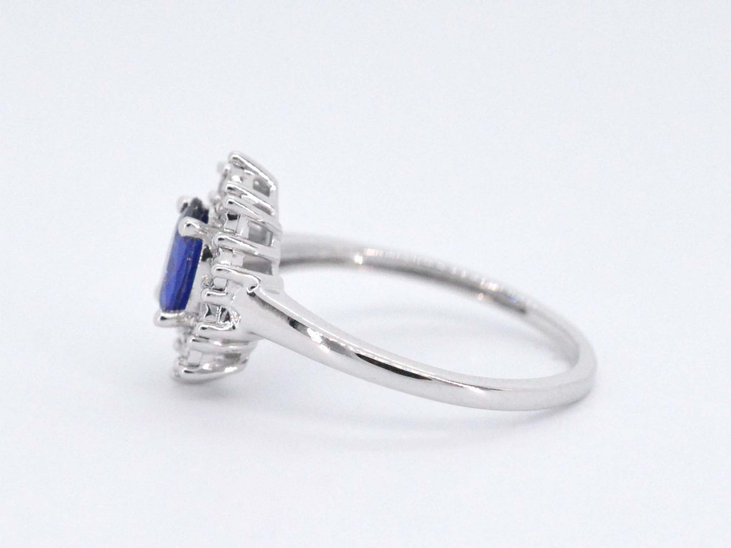 Witgouden entourage ring met saffier en briljanten