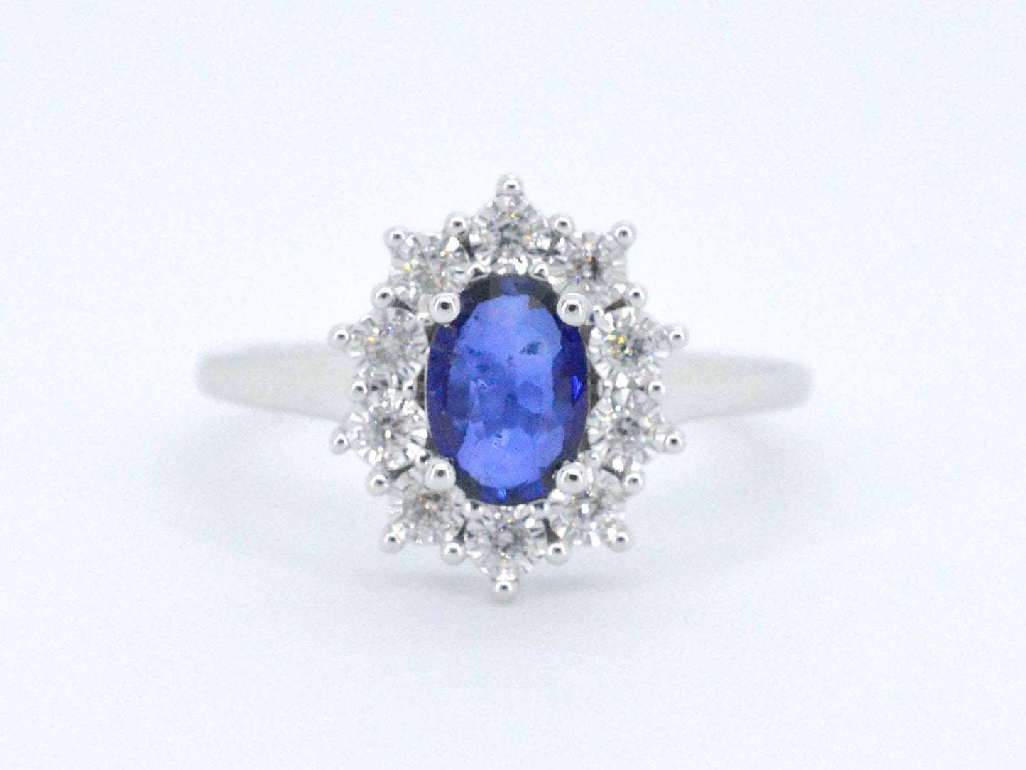 Witgouden entourage ring met saffier en briljanten