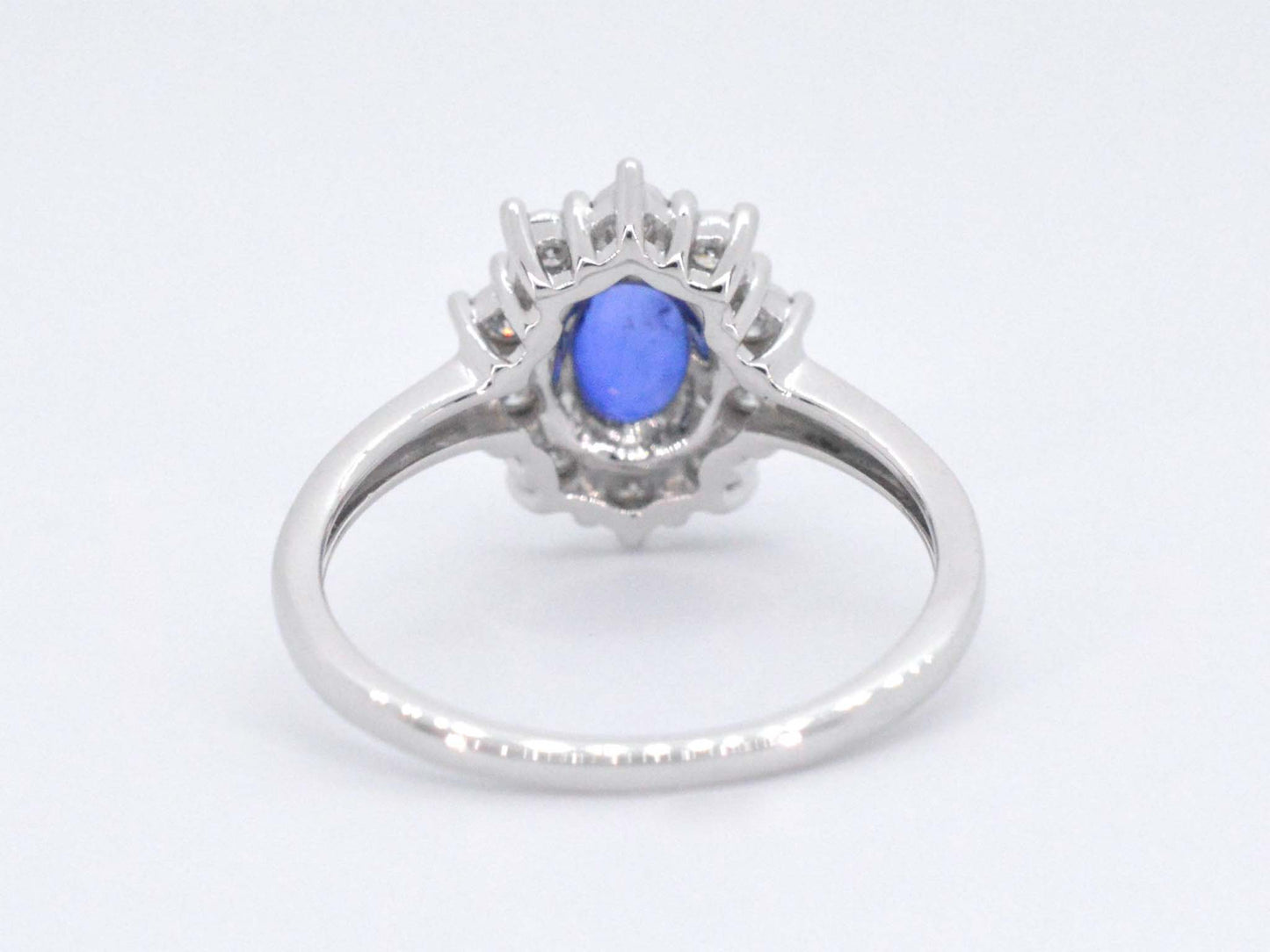 Witgouden entourage ring met saffier en briljanten
