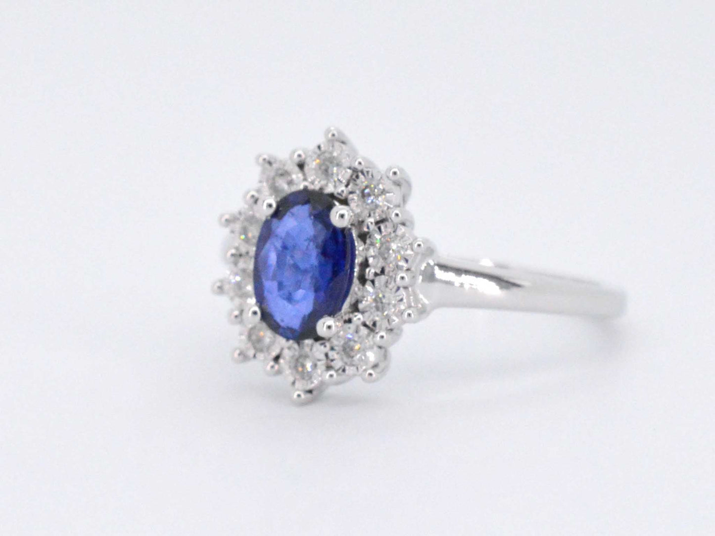 Witgouden entourage ring met saffier en briljanten