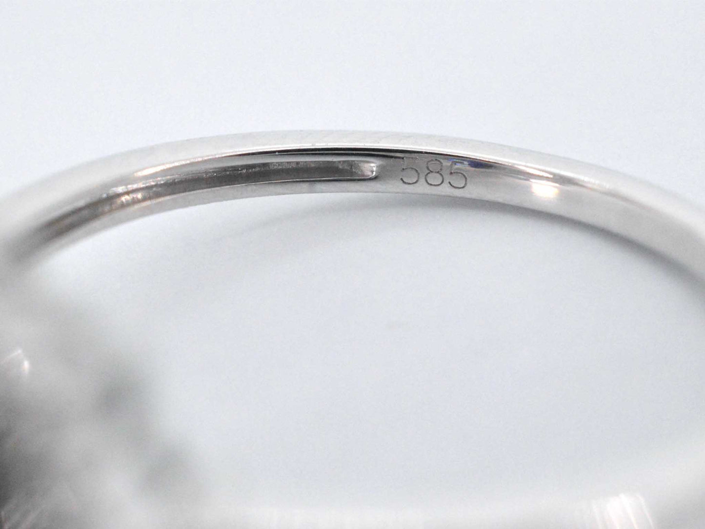 Witgouden entourage ring met saffier en briljanten