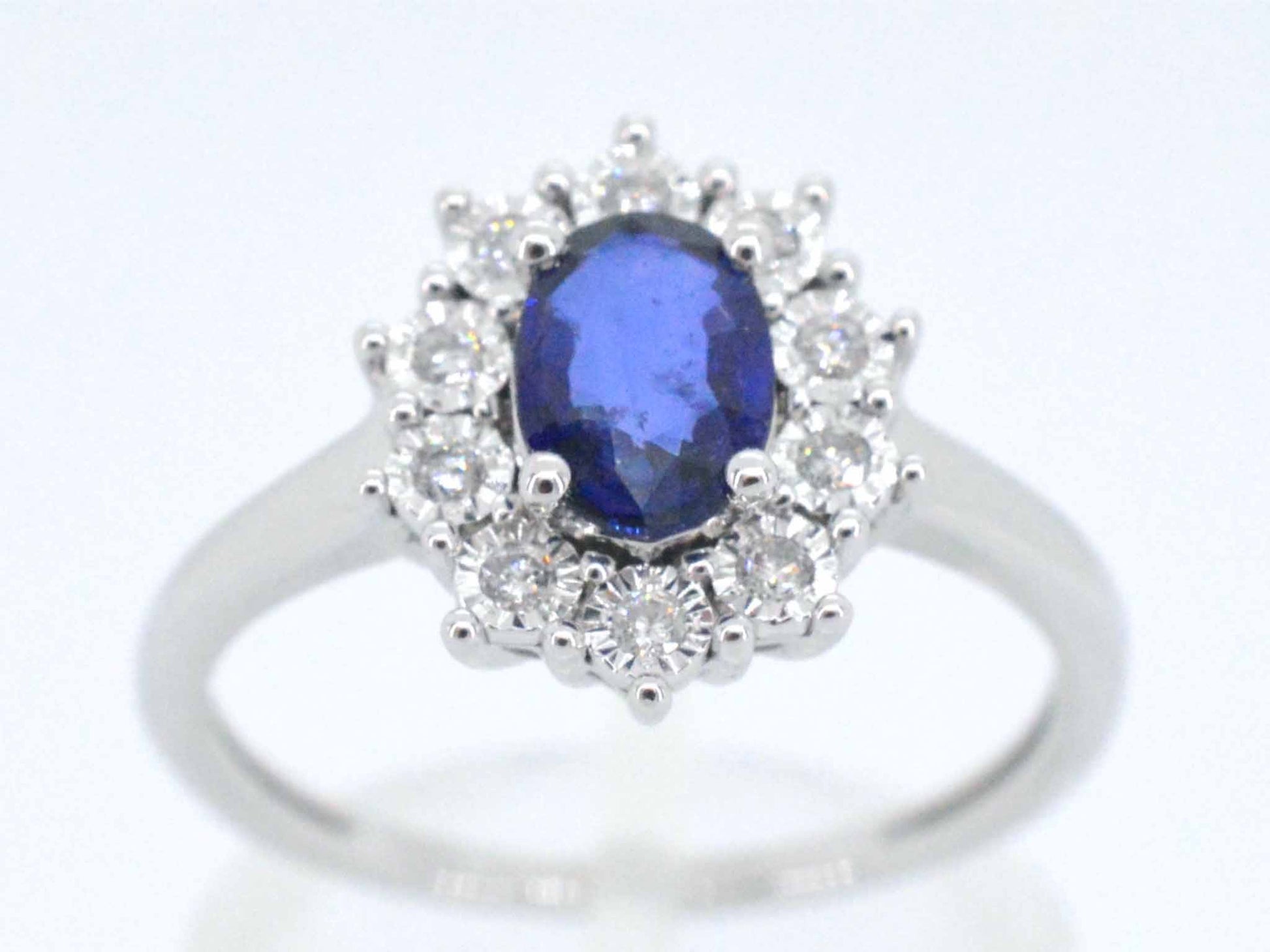 Witgouden entourage ring met saffier en briljanten