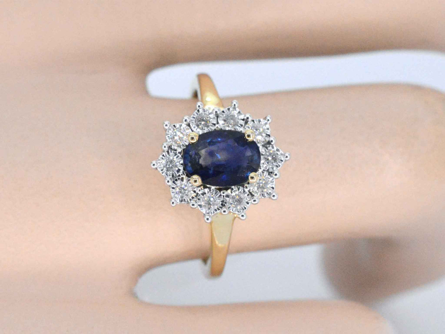 Gouden entourage ring met saffier en briljanten