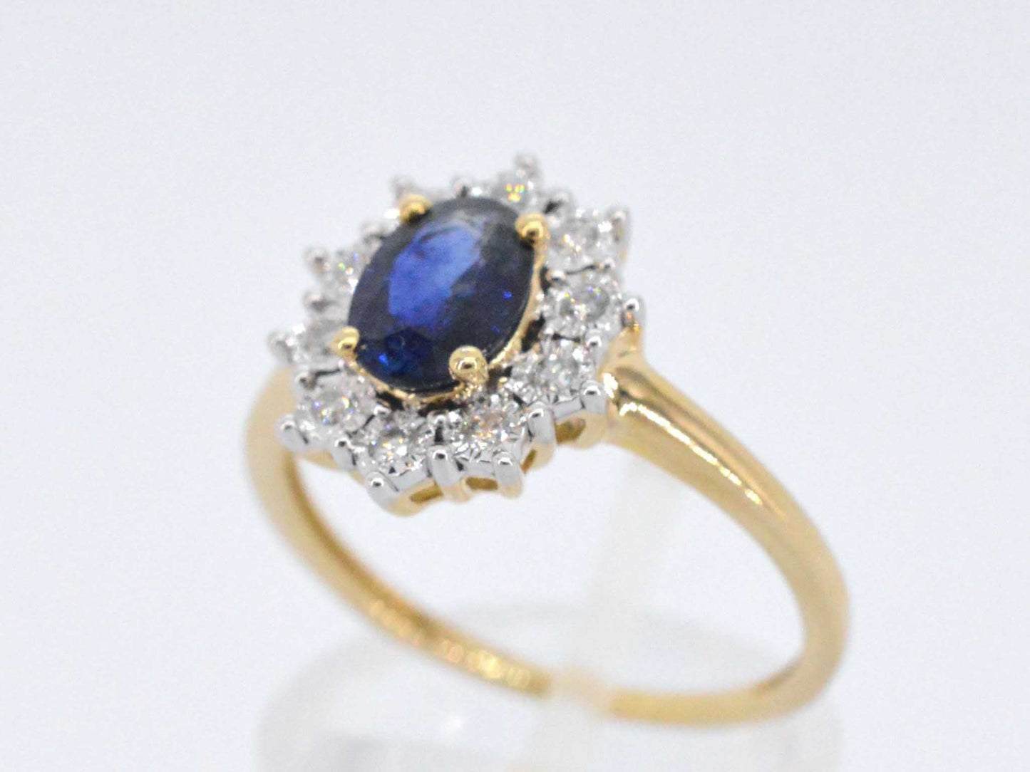 Gouden entourage ring met saffier en briljanten
