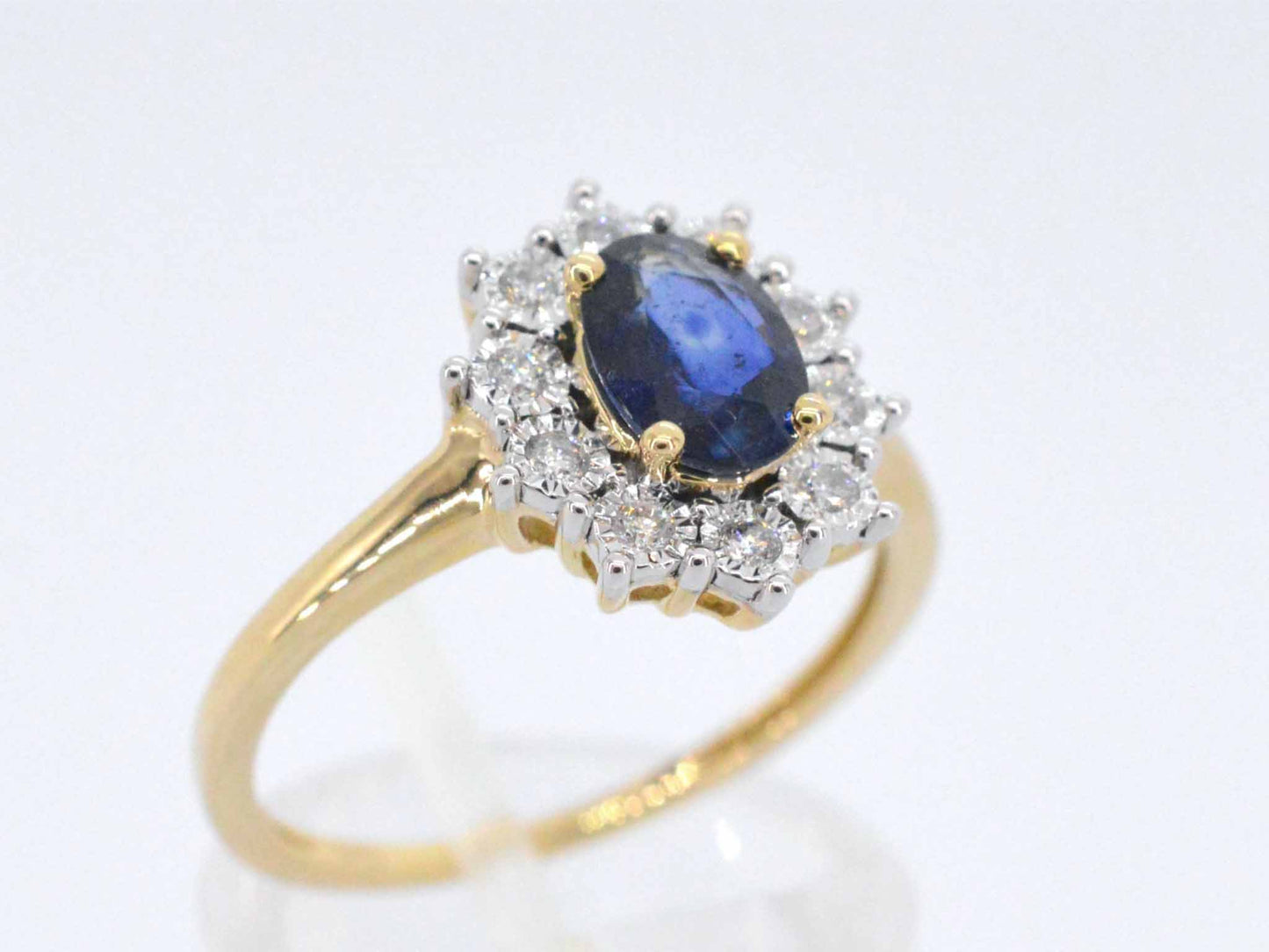 Gouden entourage ring met saffier en briljanten