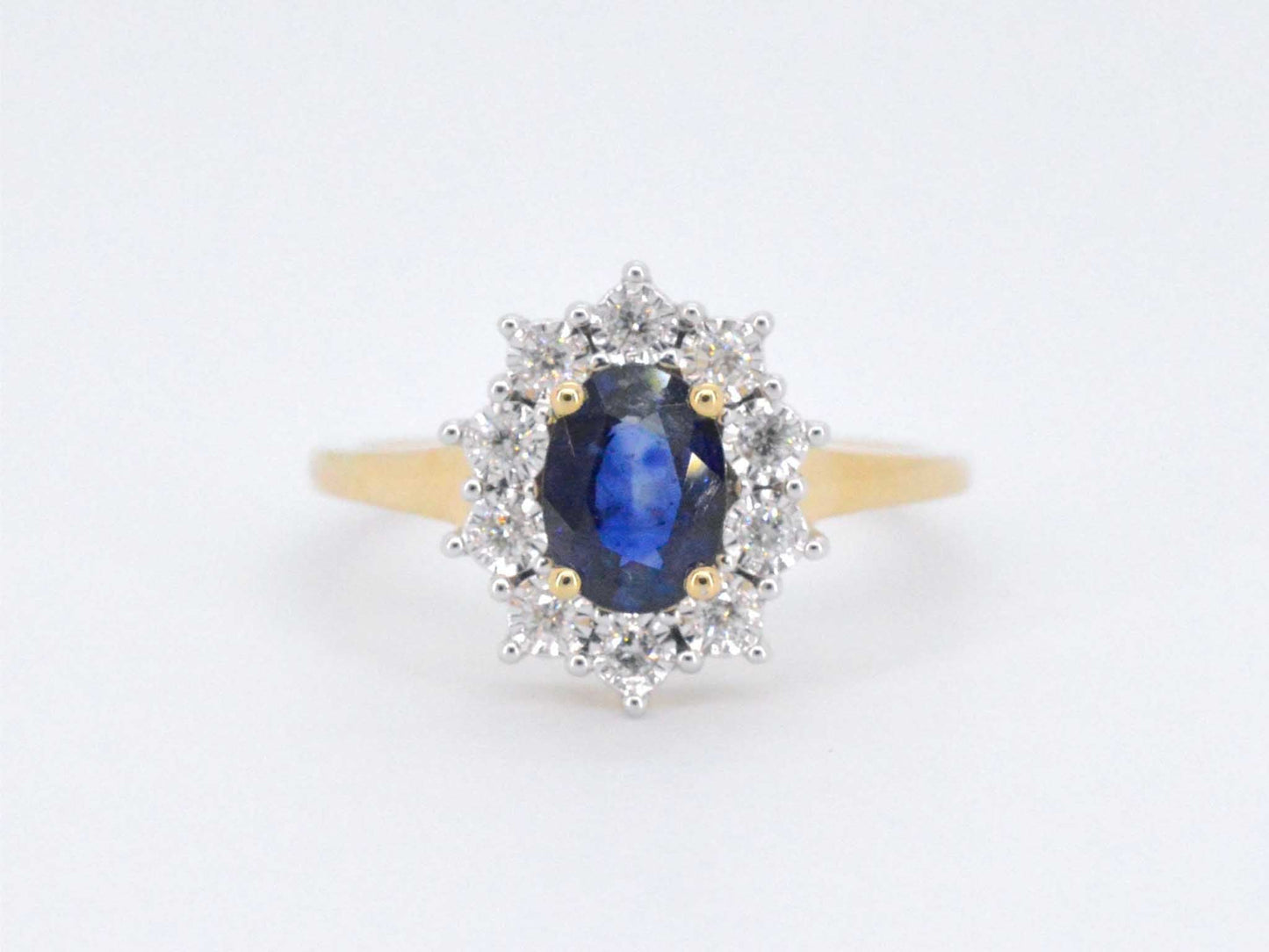 Gouden entourage ring met saffier en briljanten