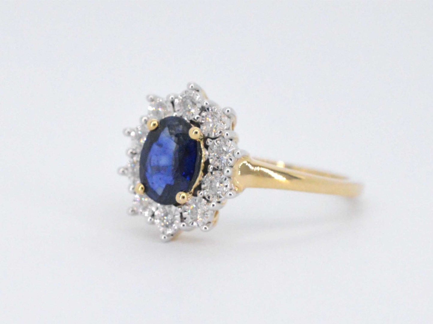 Gouden entourage ring met saffier en briljanten