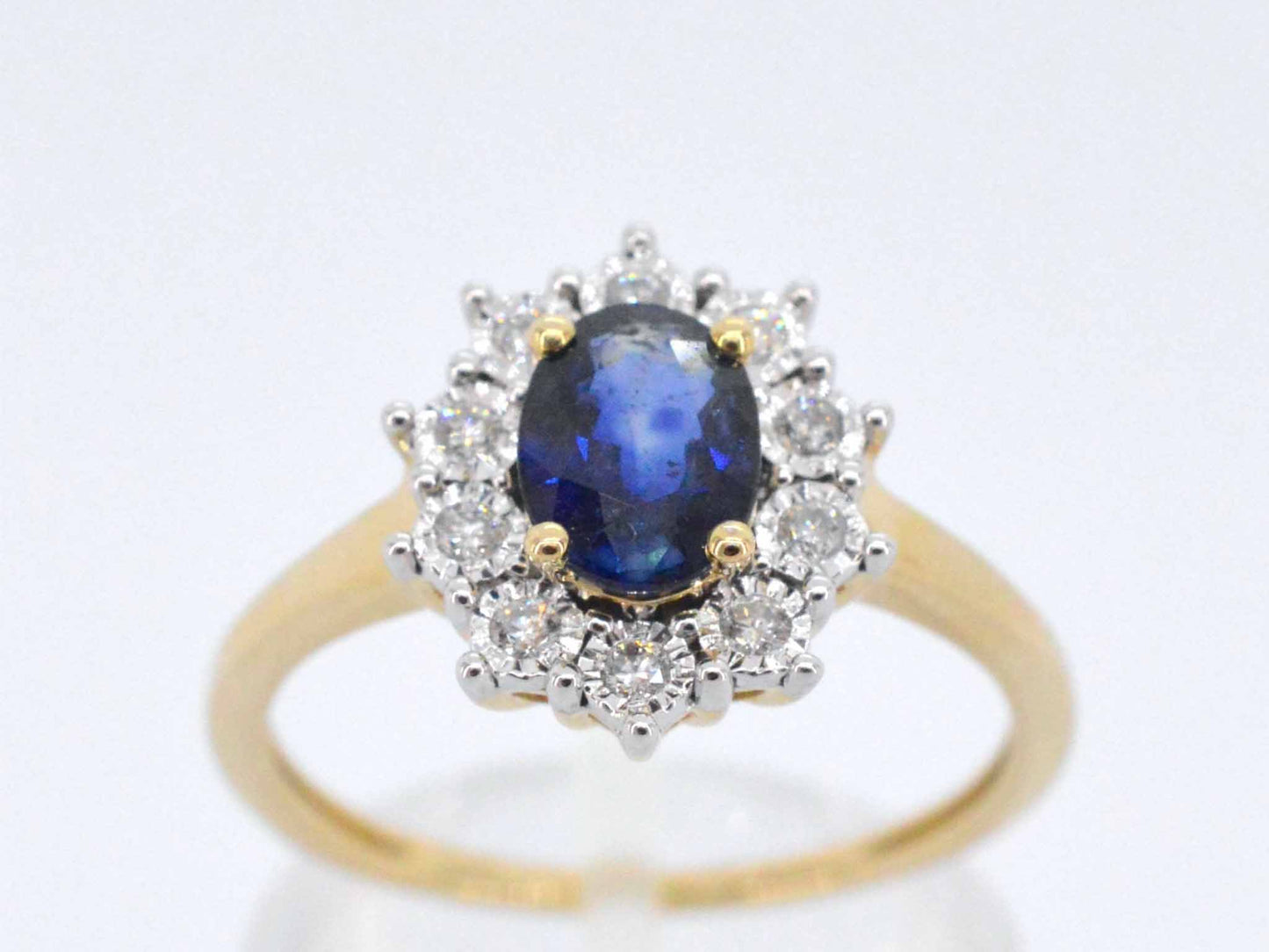 Gouden entourage ring met saffier en briljanten