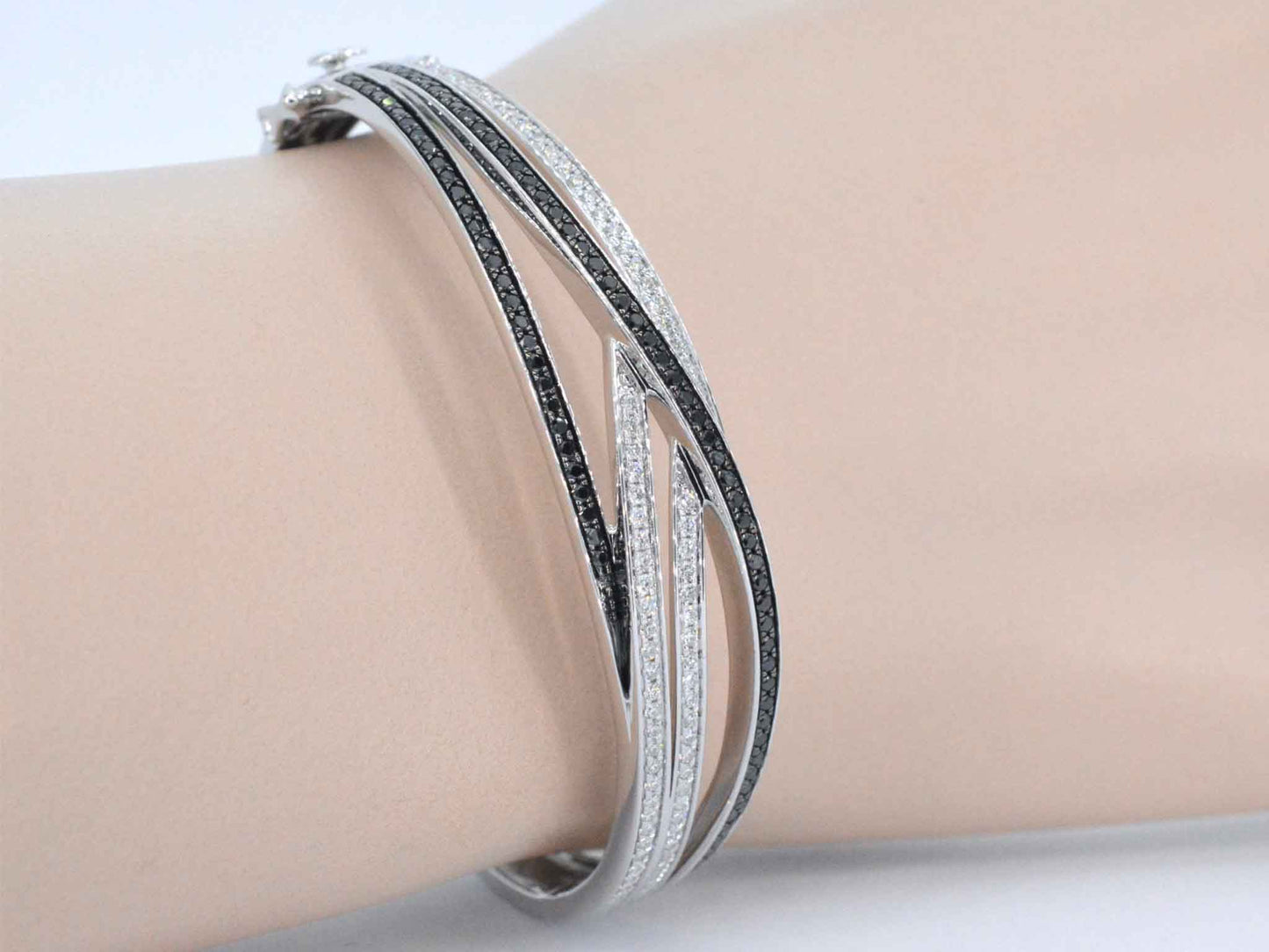 Witgouden design armband met witte en zwarte briljanten diamanten