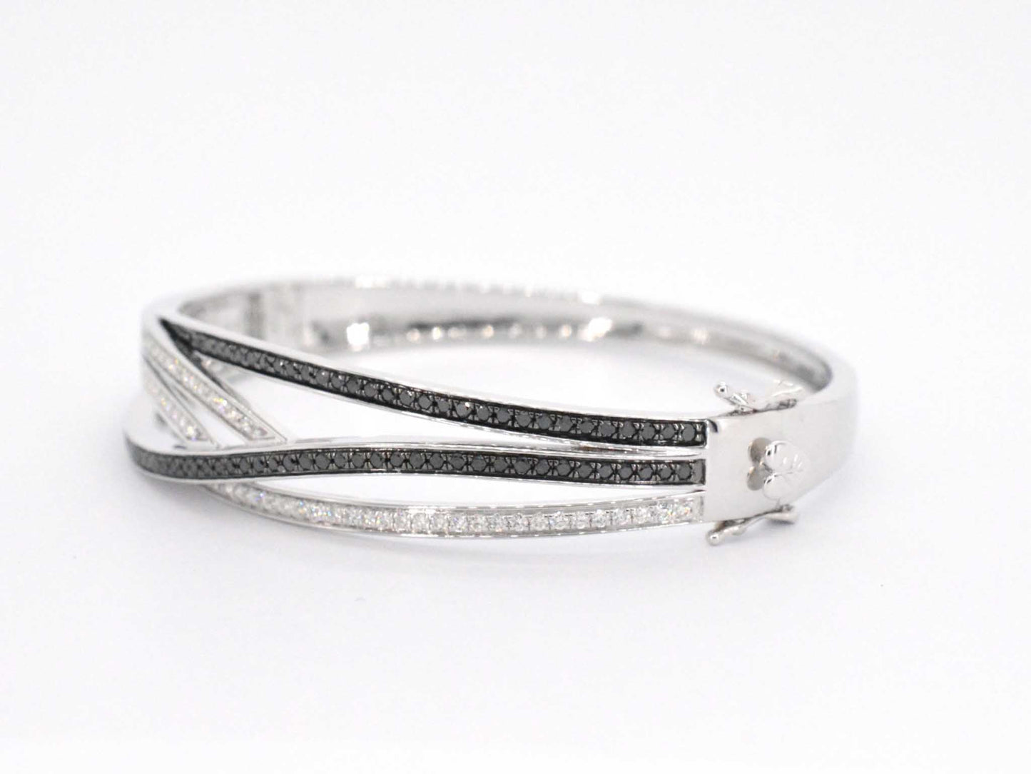 Witgouden design armband met witte en zwarte briljanten diamanten