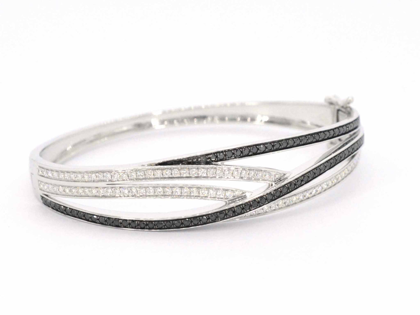 Witgouden design armband met witte en zwarte briljanten diamanten