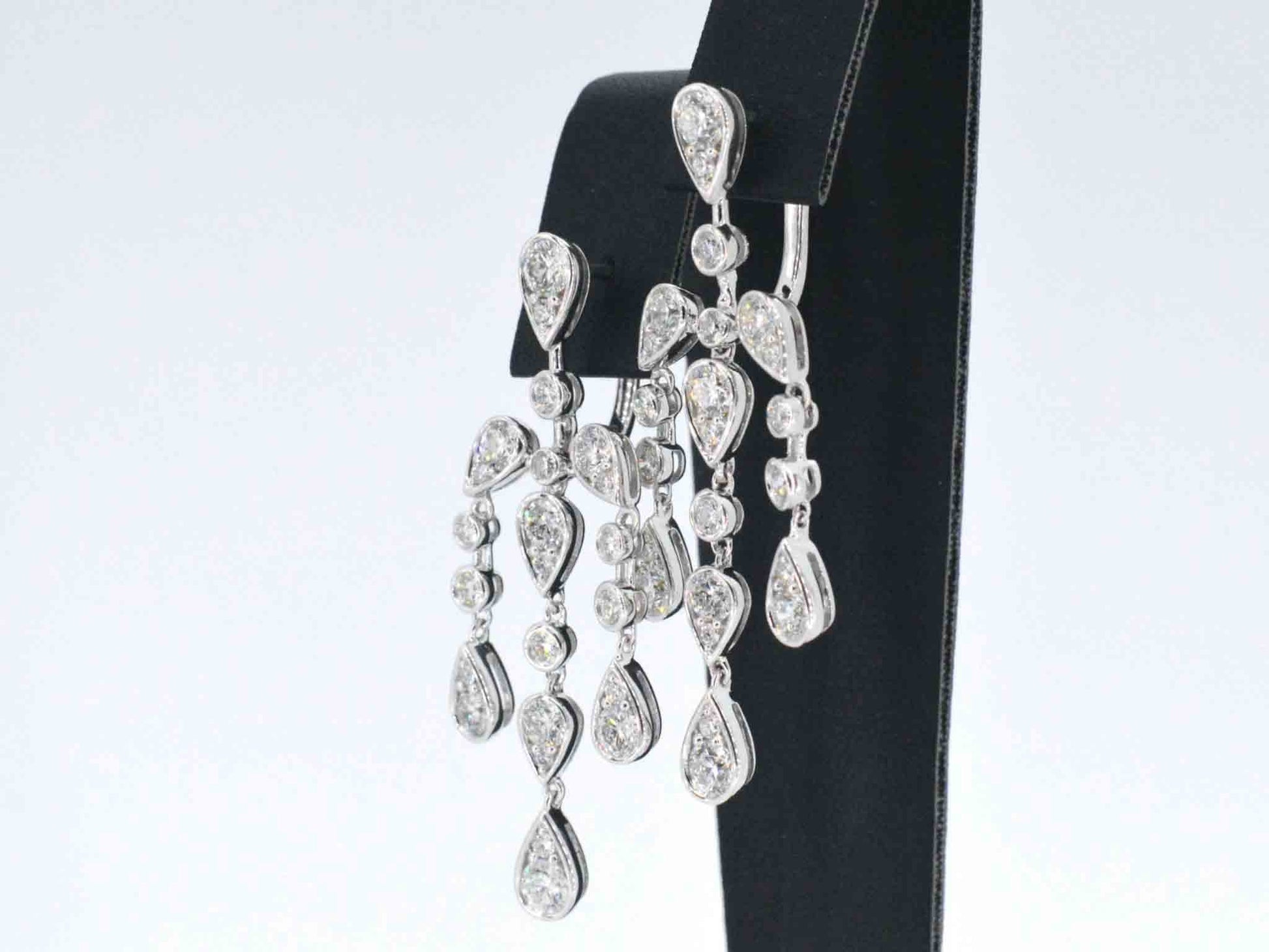 Witgouden oorbellen in bijzonder design met diamanten 2282-4