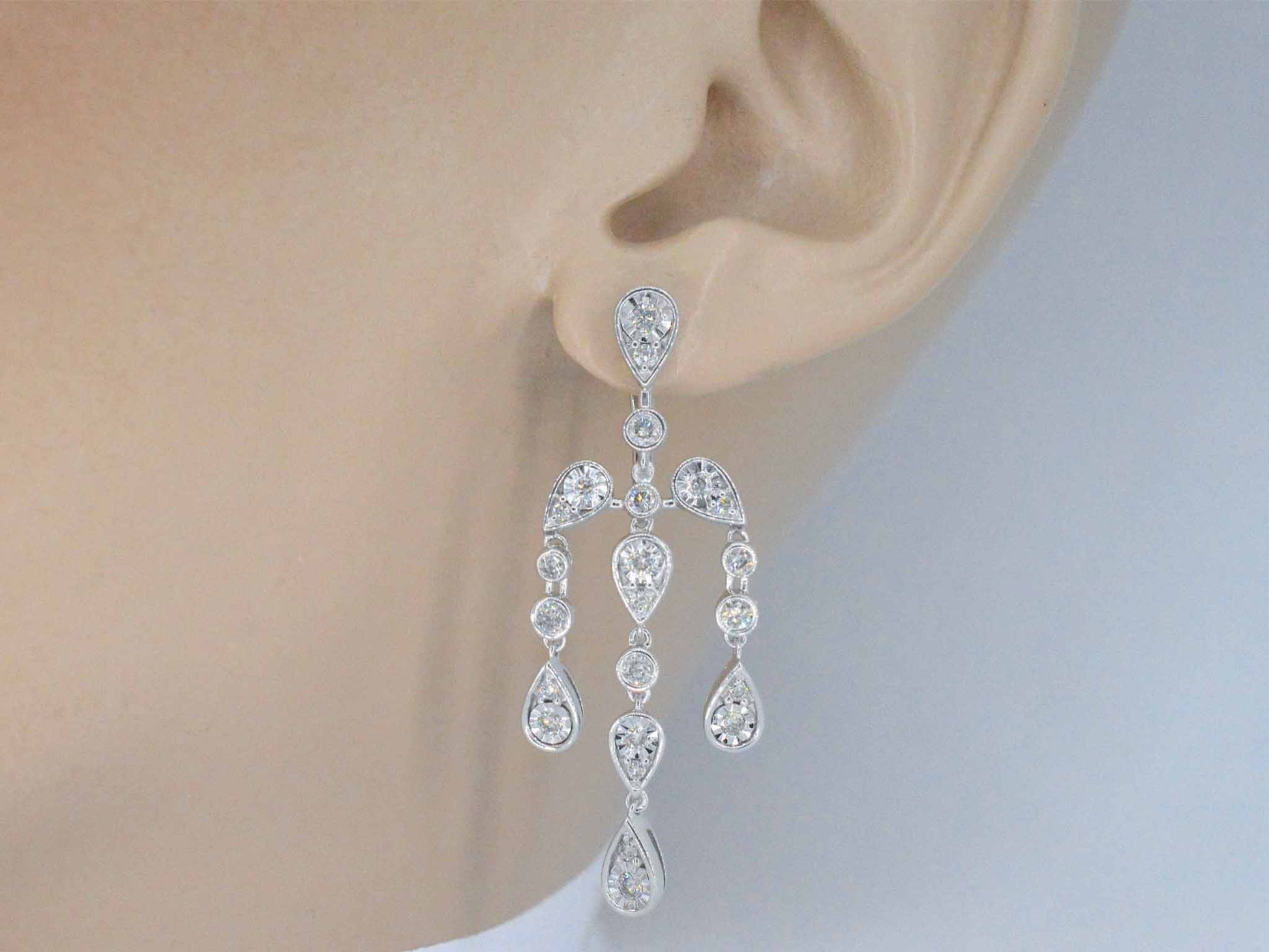 Witgouden oorbellen in bijzonder design met diamanten