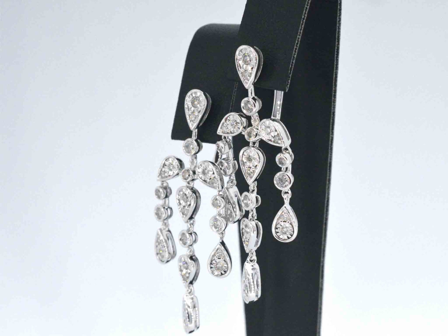 Witgouden oorbellen in bijzonder design met diamanten 2283-1