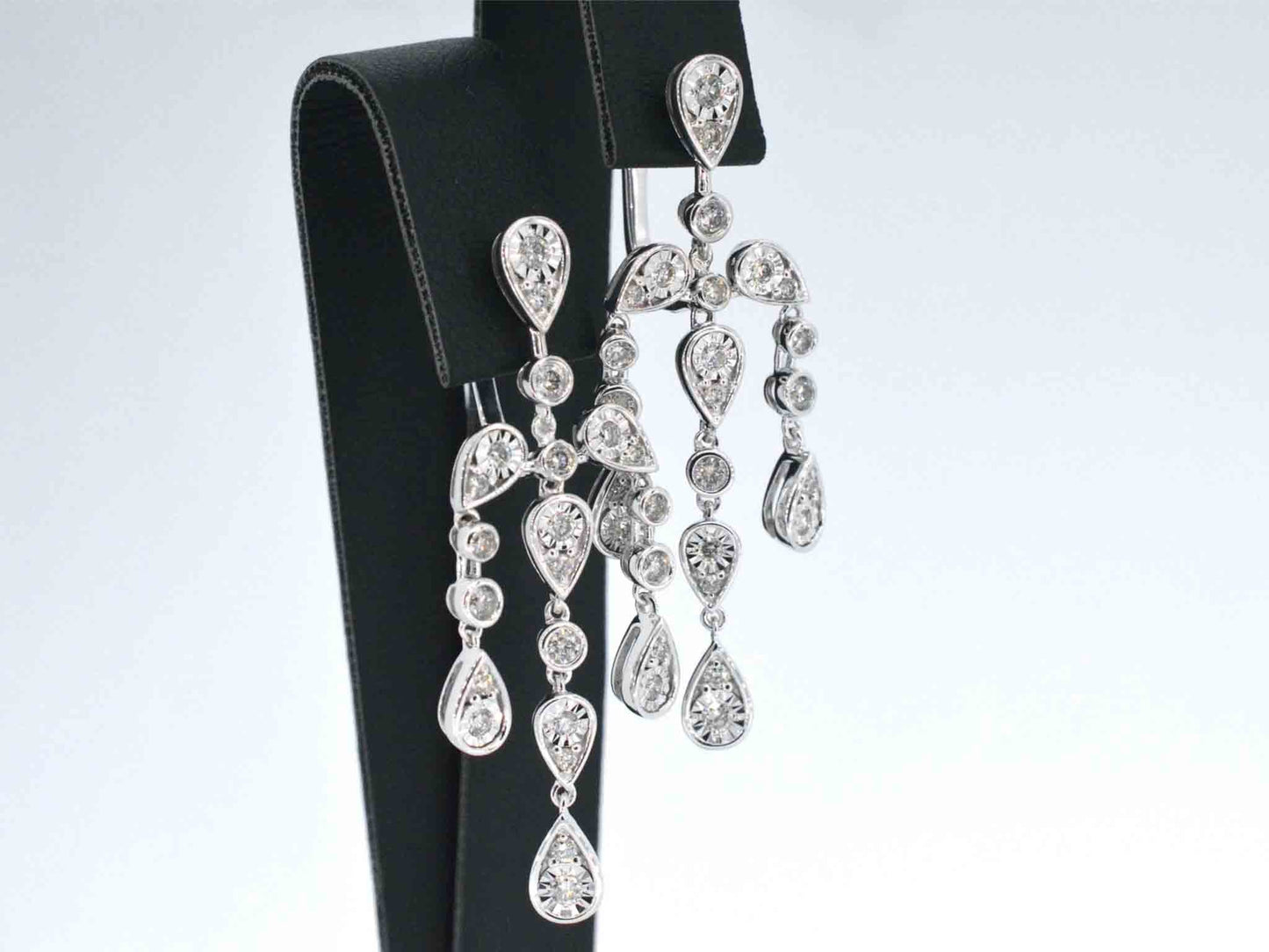 Witgouden oorbellen in bijzonder design met diamanten 2283-2